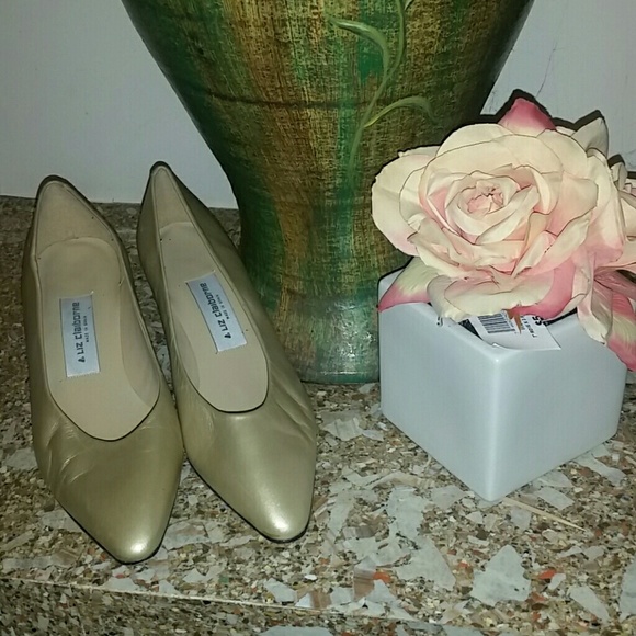 Liz Claiborne Shoes - Liz Claiborne gold heels